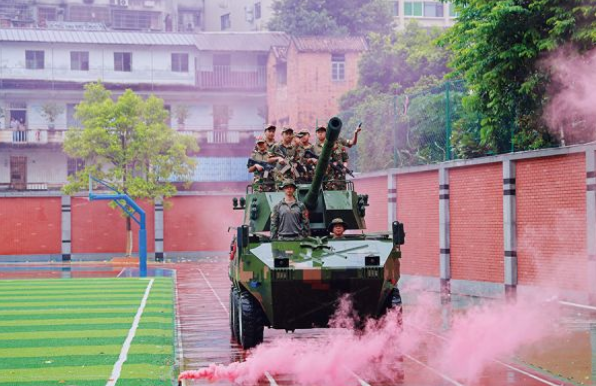 执旗进场全场肃立行礼凝视国旗肃穆氛围深深感染每一位师生 执旗进场全场肃立行礼凝视国旗肃穆氛围深深感染每一位师生