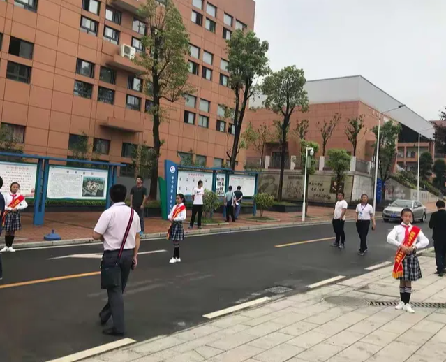 现在许多家长不用再舍近求远真金白银夯实教师根基变革的温度