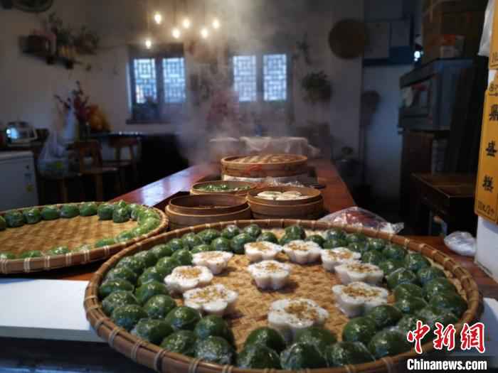 800游人走进水墨周庄感受烟雨江南